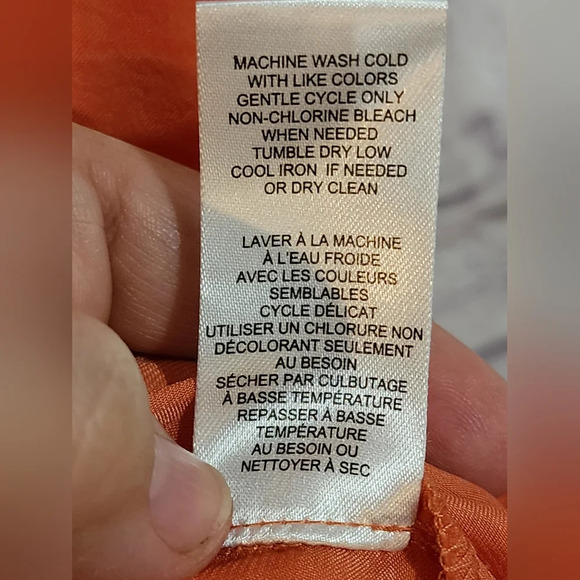 Sophisticated Tahari blouse with silky, flowy material and ruffle neckline - Picture 7 of 10